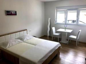 Posteľ alebo postele v izbe v ubytovaní Apartmani Maki + 6 fotografií