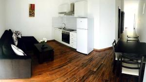 Kuchyňa alebo kuchynka v ubytovaní Apartmani Maki