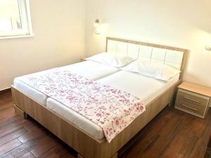 Posteľ alebo postele v izbe v ubytovaní Apartmani Maki
