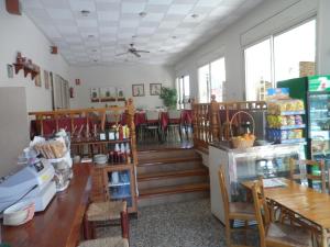 un restaurante con mesa y sillas y un comedor en Hotel Canaima en Tossa de Mar