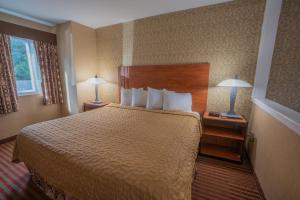 Кровать или кровати в номере All Seasons Inn & Suites