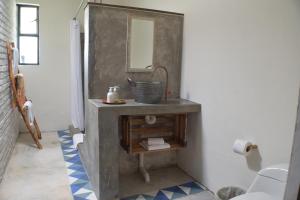 A bathroom at Finca del Pomar