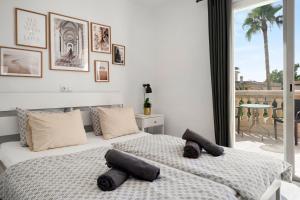 two beds sitting next to each other in a bedroom at Villa Sol Felostal in Palma de Mallorca +89 photos