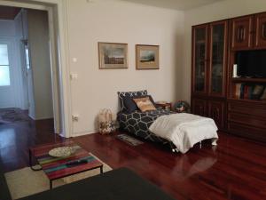 a bedroom with a bed and a wooden floor at Casa di Alice in Gorizia