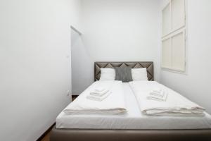 Posteľ alebo postele v izbe v ubytovaní Basilika view Imperial Suite -SAS street -NEED RESERVATION FOR FREE PARKING