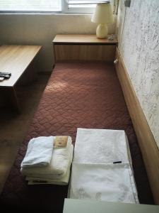 een kleine kamer met 2 bedden en een bureau bij Studio- Krasi in Varna
