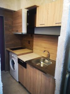 een keuken met een wastafel en een wasmachine bij Studio- Krasi in Varna