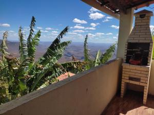 balcone con camino e vista sulle montagne di Casa Bella vista a Guaramiranga