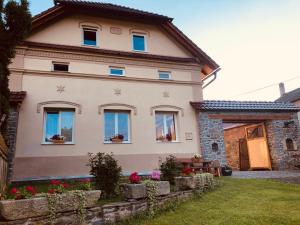 una casa con finestre e fiori in un cortile di Selská chalupa Anetka a Horšovský Týn