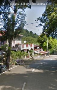 - une vue sur une rue avec un pont sur une route dans l'établissement Eastdee Homestay By Jaya, à Lidlidda