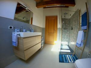 Un baño con lavabo, inodoro y puerta. en Kibilù - Via Orrigoni Centro Città, en Varese 26 fotos más