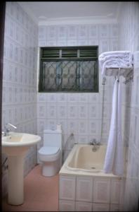 Ванна кімната в Nile Estates Villa Kiwatule