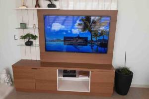 a flat screen tv sitting on top of a wooden entertainment center at Espectacular casa en bahía inglesa! in Bahia Inglesa