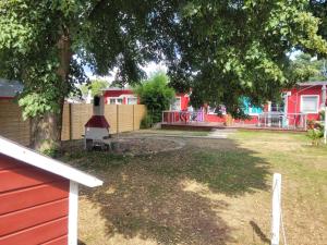 ein Hof mit einem Baum und einigen Häusern in der Unterkunft Bungalows am Grimnitzsee in Joachimsthal