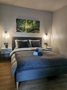 ein Schlafzimmer mit einem großen Bett mit zwei Handtüchern darauf in der Unterkunft Kalvāni in Mērsrags