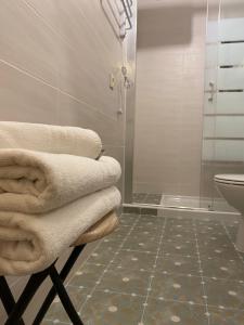 bagno con doccia e asciugamani su sedia di Casas Rurales Prunus avium a Caminomorisco