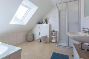 Ένα μπάνιο στο Ferienhaus Sanddorn Breege- zwischen Bodden & Meer +32 φωτογραφίες