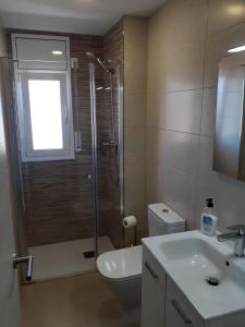 ein Bad mit einer Dusche, einem WC und einem Waschbecken in der Unterkunft Apartamentos Dins Mar Apto. 5 in Torredembarra
