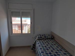 Кровать или кровати в номере Apartamentos Dins Mar Apto. 5