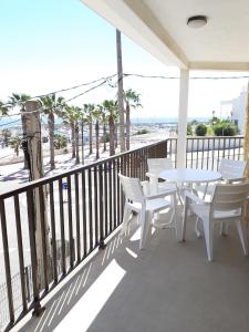 balcone con tavolo, sedie e vista sull'oceano di Apartamentos Dins Mar Apto. 5 a Torredembarra
