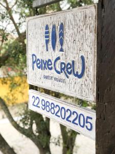 a sign for a pere perry just house at Peixe Crew Geribá in Búzios