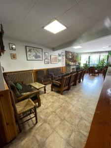 Hostal Ter في سيتكاساس: غرفة انتظار مع مجموعة من الكراسي والطاولات