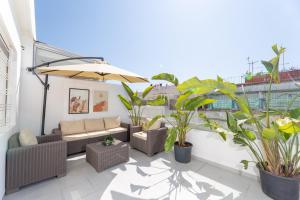 拉巴特Stayhere Rabat - Agdal 2 - Classic Residence的阳台的天井配有家具和植物