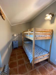 1 dormitorio con 2 literas en una habitación en Casale Cialifone en Alanno