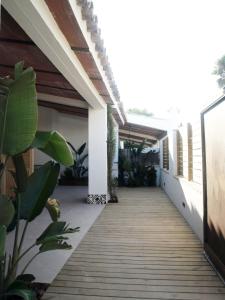 Un pasillo de una casa con una pasarela de madera en ESTUDIO BEDANDBEACH, en El Palmar