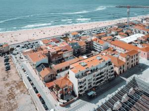 vistas aéreas a la playa y a los edificios en Green Coast Surf House en Espinho