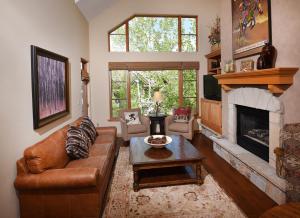 Una sala de estar con un sofá y una chimenea. en Aspenwood Lodge #304 Condo, en Edwards