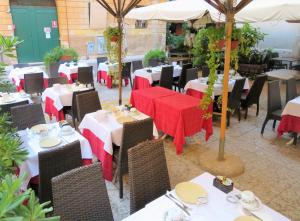 Reštaurácia alebo iné gastronomické zariadenie v ubytovaní Hotel Torcolo "Residenze del Cuore"