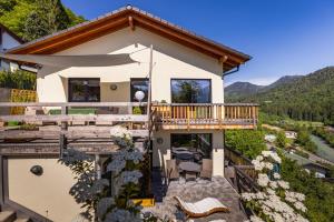 Elle offre une vue aérienne sur une maison dotée d'un balcon. dans l'établissement Jo's Nest - Berchtesgaden, à Berchtesgaden