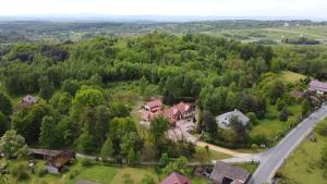Krzeszowice的住宿－Agroturystyka Podzamcze，森林中房屋的空中景观