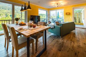een eetkamer en een woonkamer met een tafel en stoelen bij Jo's Nest - Berchtesgaden in Berchtesgaden
