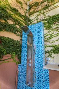een badkamer met een douche met blauwe tegels bij Sultana Farm - Private Pool Villa near Amman in Bayyūḑah