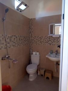 łazienka z toaletą i umywalką w obiekcie amal's apart&studio w mieście Agadir