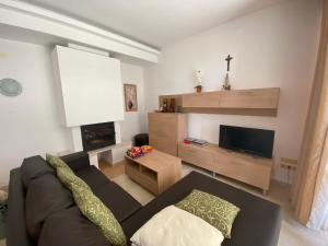 sala de estar con sofá y TV de pantalla plana en Beautiful Sun Village with sea view en Byala