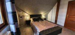 a bedroom with a bed with two lamps on it at Maison de vacances proche Strasbourg et Europa park in Sand +48 photos