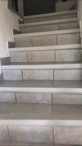 un conjunto de escaleras con escalones de mármol blanco en Gîte Luna, en Sablet