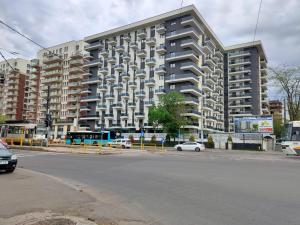 um grande edifício de apartamentos na esquina de uma rua em DC Ghencea 158 Self Check-in em Bucareste