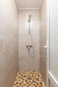 een badkamer met een douche en een geruite vloer bij KIGO Liner mini-hotel in Moskou