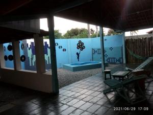 patio con banco y pared con bañera en Temporada piscina infantil, wifi e churrasqueira en Prado