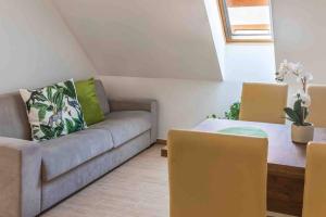 A seating area at Stay Veszprèm, modern city center flat