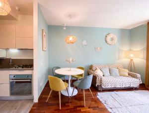 a room with a table and a bed and a kitchen at GIALLOMANGO Apt in Lucca in Lucca