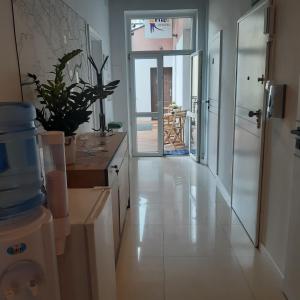 Kuchyň nebo kuchyňský kout v ubytování Kraków Chilli Hostel