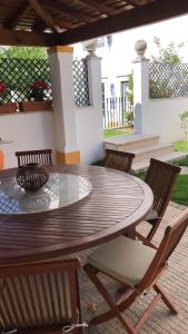 Une table et des chaises en bois sont disponibles sur la terrasse. dans l'établissement Villa Reis - Boutique House, à Golegã