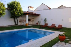 - une piscine dans l'arrière-cour d'une maison dans l'établissement Villa Reis - Boutique House, à Golegã