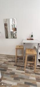 a table and stool in a room with a mirror at Huelintown in Málaga