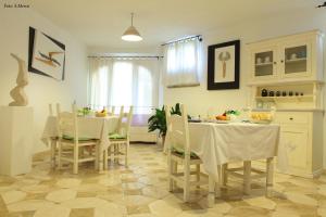 Restoran või mõni muu söögikoht majutusasutuses Residenza di Campagna Seranile